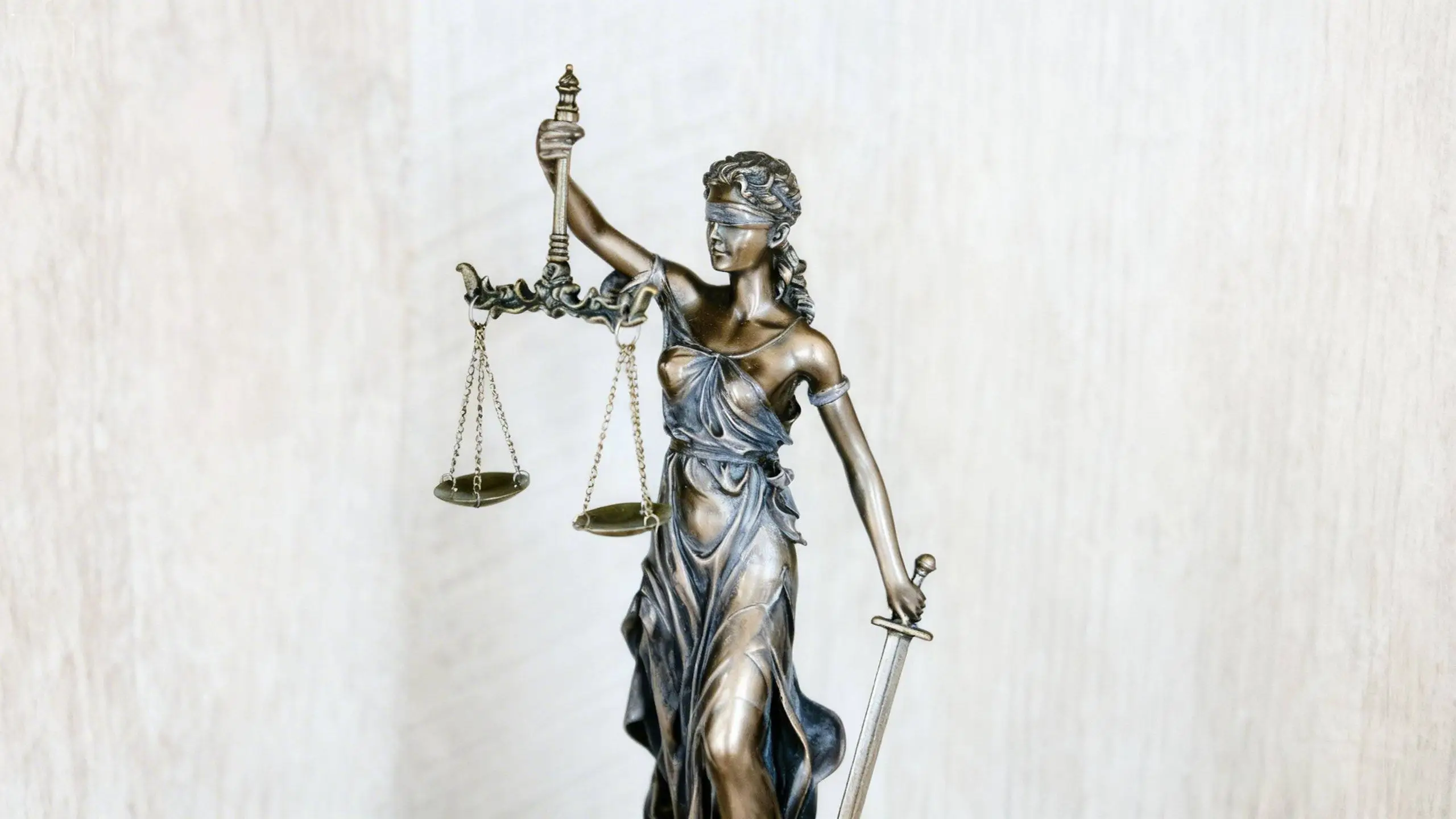 Fachada de tribunal com colunas clássicas